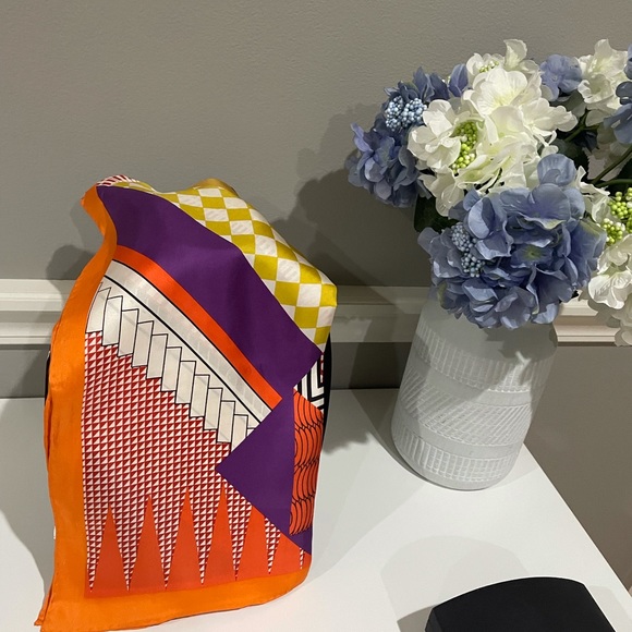 Baoshidi 100% Silk Scarf NWOT - Picture 7 of 7